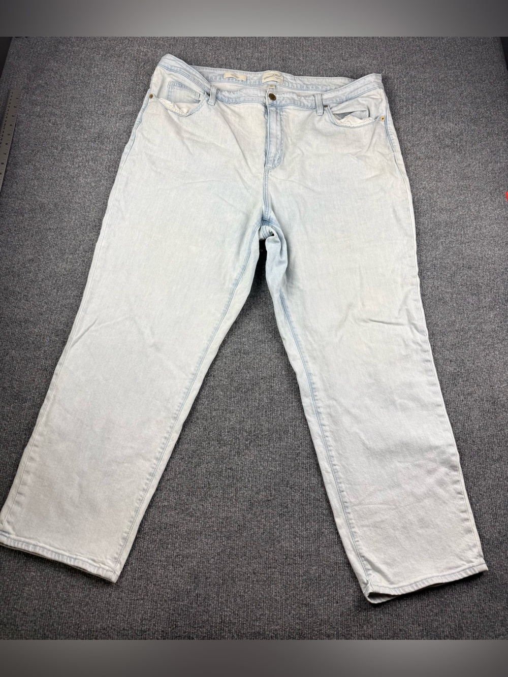 Universal Thread Vintage Straight Light Wash jeans, size 22W